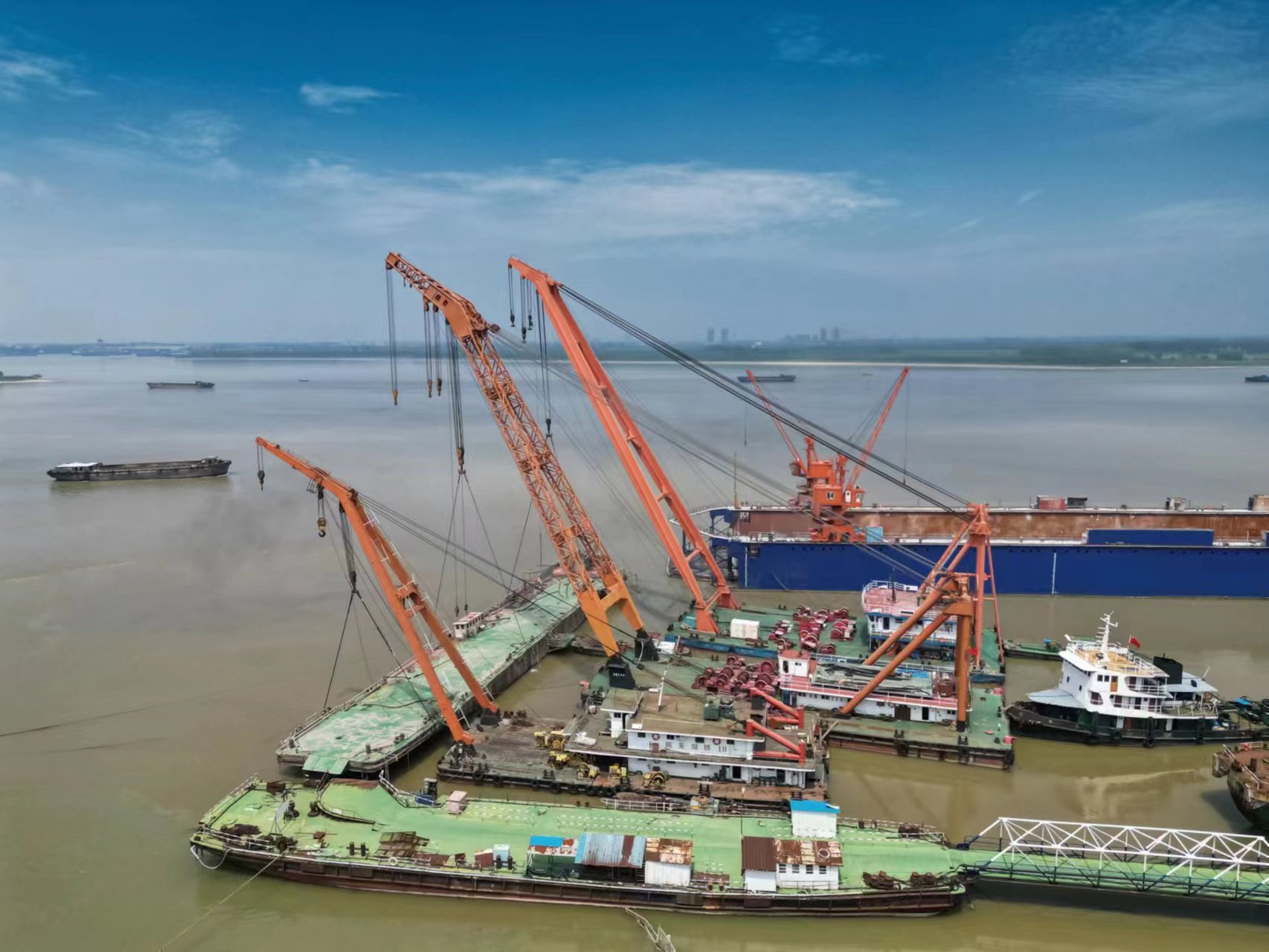 西华船厂2000吨甲板驳船打捞